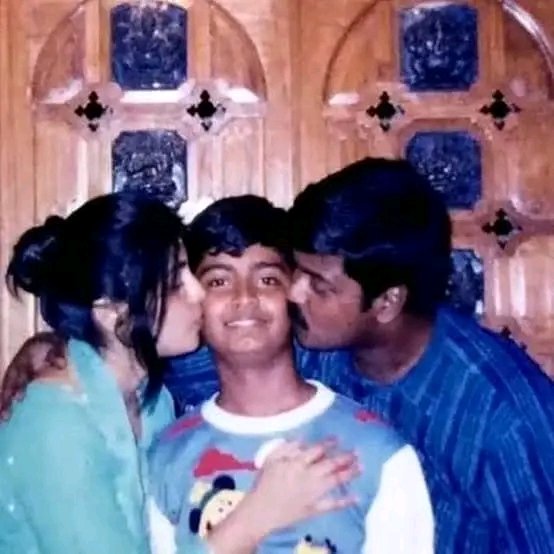 Karthimech26's tweet photo. Most Valuable photos for you brother @Atharvaamurali
Your looking so cute in childhood and now also😍 https://t.co/i2hCmFGS7O