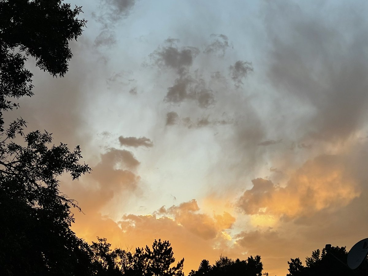 goavs925's tweet photo. Saturday sunset as seen from my hood. Thanks for the show, Mother Nature. Hope you had an amazing Saturday๐ @DaveCBS4 #coloradosunsets #sunsets #COwx https://t.co/Ki2m6xTulE