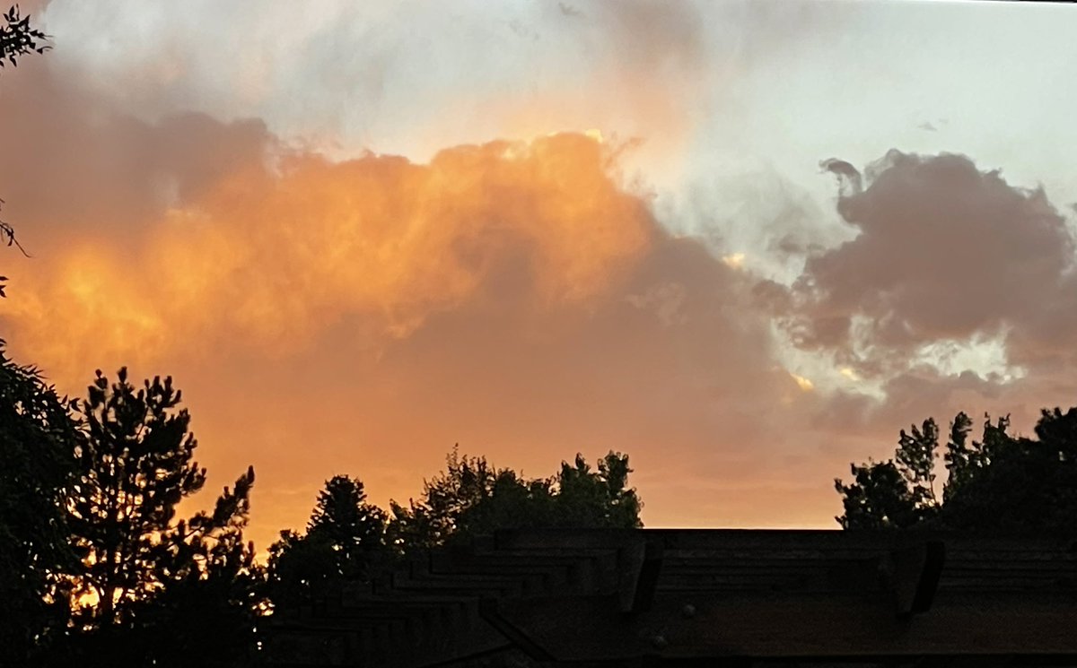 goavs925's tweet photo. Saturday sunset as seen from my hood. Thanks for the show, Mother Nature. Hope you had an amazing Saturday๐ @DaveCBS4 #coloradosunsets #sunsets #COwx https://t.co/Ki2m6xTulE