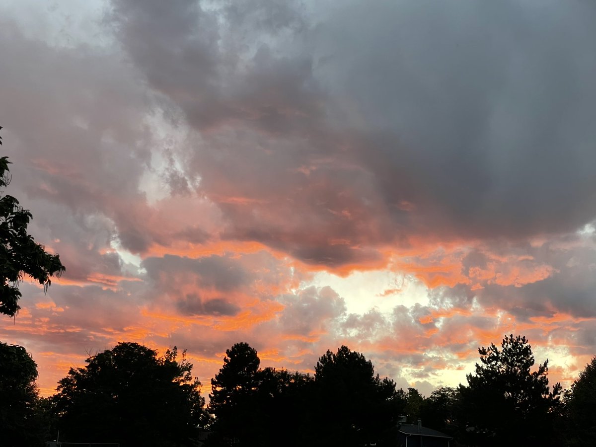 goavs925's tweet photo. Saturday sunset as seen from my hood. Thanks for the show, Mother Nature. Hope you had an amazing Saturday๐ @DaveCBS4 #coloradosunsets #sunsets #COwx https://t.co/Ki2m6xTulE