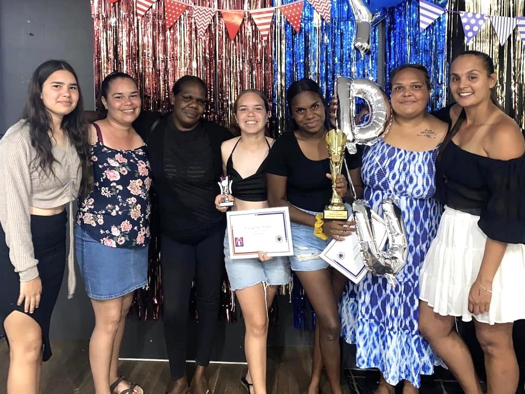 SteveEdgoMLA's tweet photo. The #YDU Women’s Team celebrated the 2022 season with their Presentation Night at the #TennantCreek Memorial Club.
Congratulations to all the award winners and thank you to the coach, #WhitneyRoe, all the players, and volunteers for a wonderful season of @AFLBarkly footy. https://t.co/ull261Ydvh
