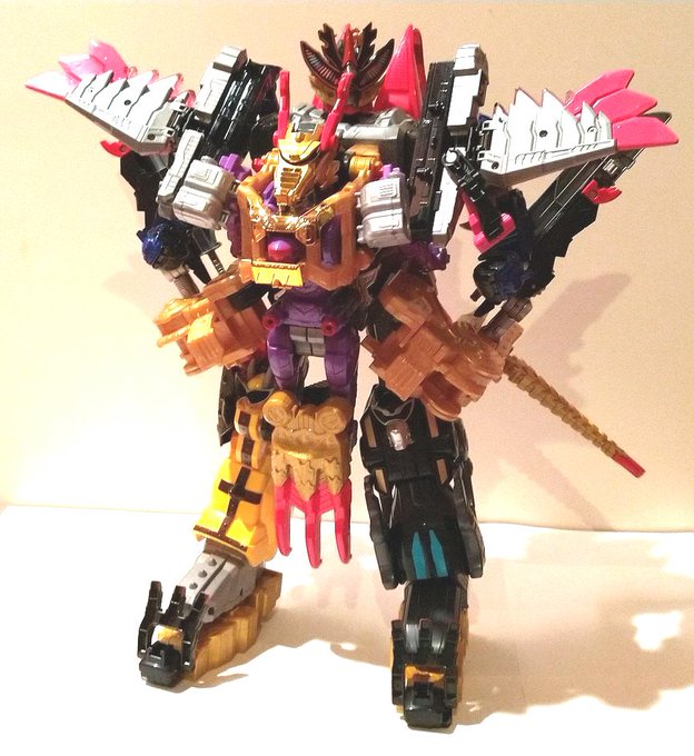 DXトラドラオニタイジン

私人一倍強化合体にうるさいどうしても左右対称の綺麗なスーパー合体にしたい病なんでやってみました
余りパーツなしで自立します

キジ剣は肘に来てる様に見せてボリューム足し
ドラ剣は武将の腰刀か尻尾生えてるイメージ 
軍配早く持たせたい 
#暴太郎戦隊ドンブラザーズ 