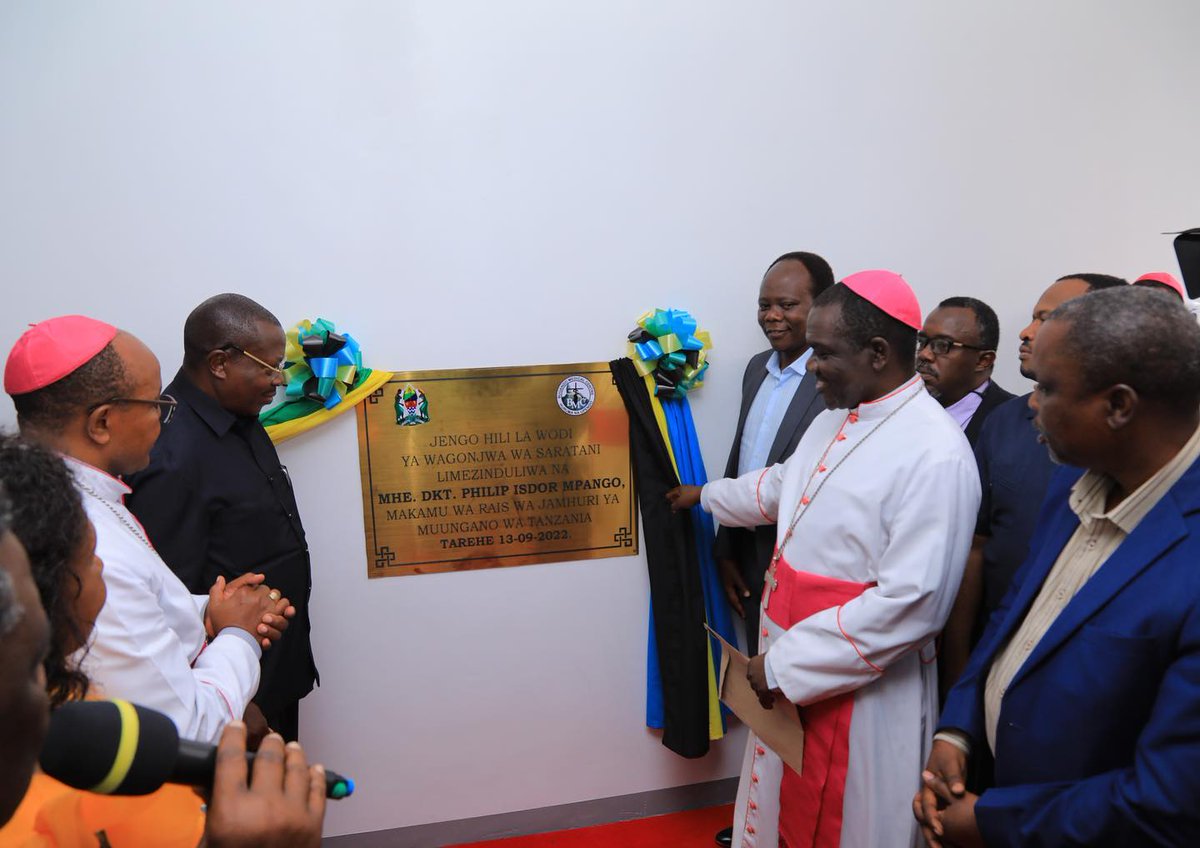 date_africa's tweet photo. 🇹🇿 Tanzania : Vice President Hon Dr. Phillip Isdor Mpango cutting the ribbon to mark the official launch of the Cancer Services Building at Bugando Regional Referral Hospital in Mwanza.
#utdaswahili #utdainfo #utdatanzania #utdaCancer_Services #utdacancer https://t.co/CDS9NndnoB