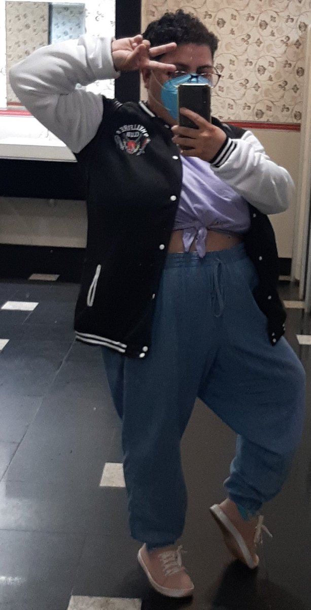 nana90azevedo's tweet photo. HI! My name is Carol, but I prefer Nana. I'm 32 and since 15 I consider myself a bisexual woman. It was hard times til I feel confortable with my body too.
So, I come here in #biprideweek to scream: WHERE MY GORGEOUS MOOTS AT?? 💪 🏳️🌈💜💙 https://t.co/KfLKeyf730