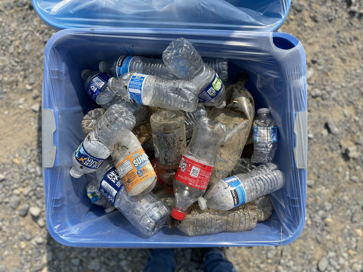 michelebendall's tweet photo. Here in DC, 60% of trash collected is single-use plastic bottles. It was shocking to see the sheer number of littered drink bottles along the banks of the #Anacostia. @MayorBowser @councilofdc please take action to make #PlasticFreeDC reality. Our rivers + ocean deserve better! https://t.co/jqWP29rtZQ