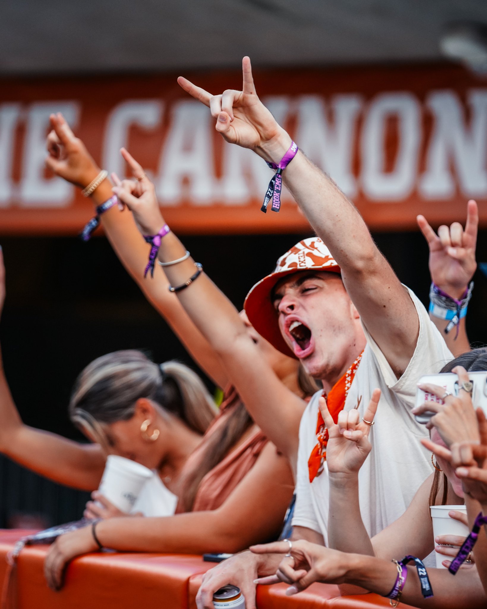 Texas Longhorns on Twitter "Horns up, Longhorn fam 🤘 HookEm https//t.co/SoFupfWp0i" / Twitter