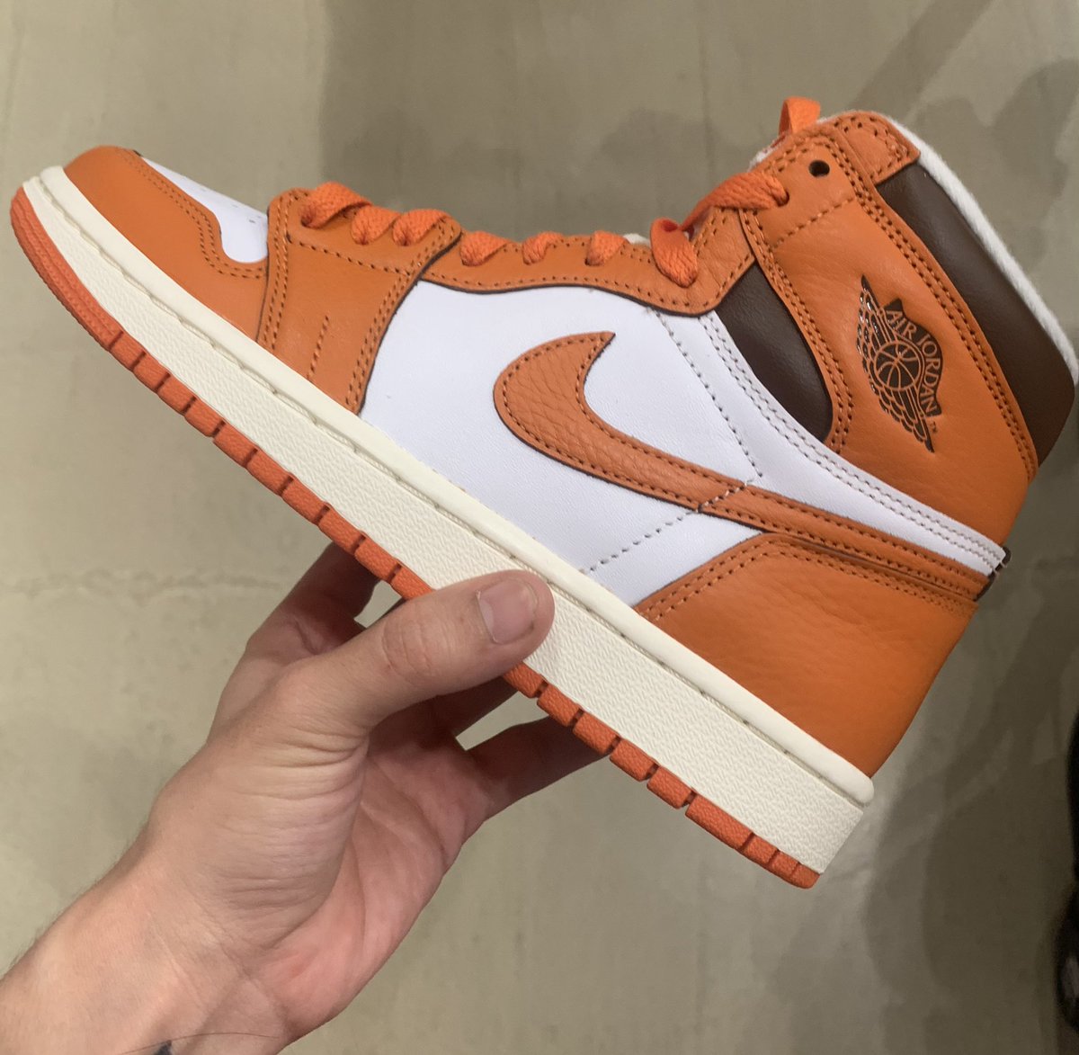 qustomqicks's tweet photo. Neutral lighting, in hand 🤝 #jordan1 #ogstarfish 

More pictures on our Instagram @qustomqicks / linked in bio https://t.co/A25oaq7wx3