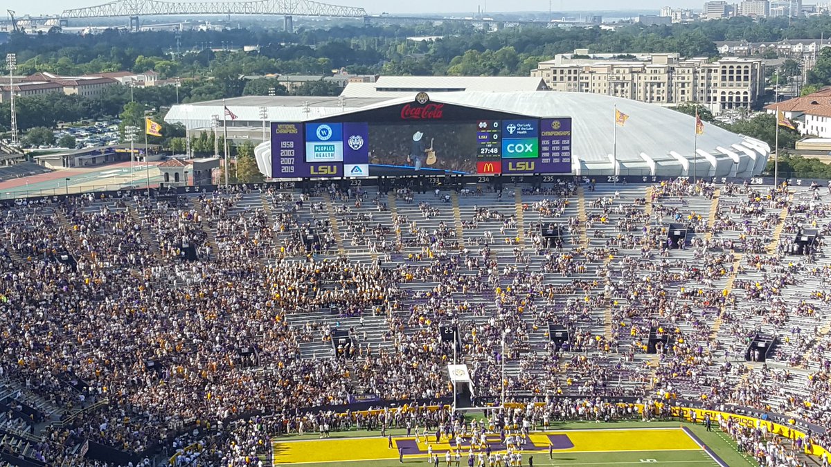 lsukelly_'s tweet photo. The addition of #Garthquake footage during the "Callin' Baton Rouge" hype video is my new favorite thing about #LSU football this season. Until the fOURth quarter tonight, it was also the highlight of the evening. 😅 #gottheWtho #GEAUXTIGERS 💜💛🐯 #FailState https://t.co/8R4SjafDic