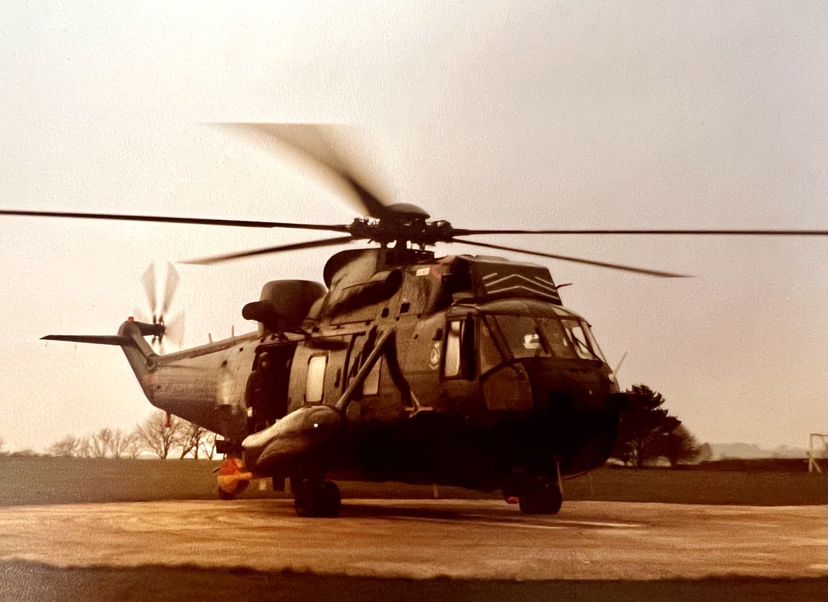 One from the archive. 824 ‘B’ Flight cab on the pad at BRNC DARTMOUTH. A bit lo res but it was 1986 #824SQN #SEAKING #BRNC #824nas