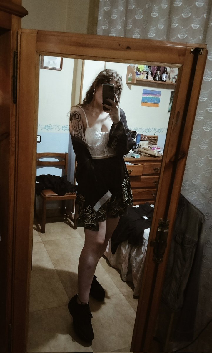 CrappyIllusions's tweet photo. Outfit de esta noche porque el Kimono es divino 💅🏻 https://t.co/fwnyv1cIub