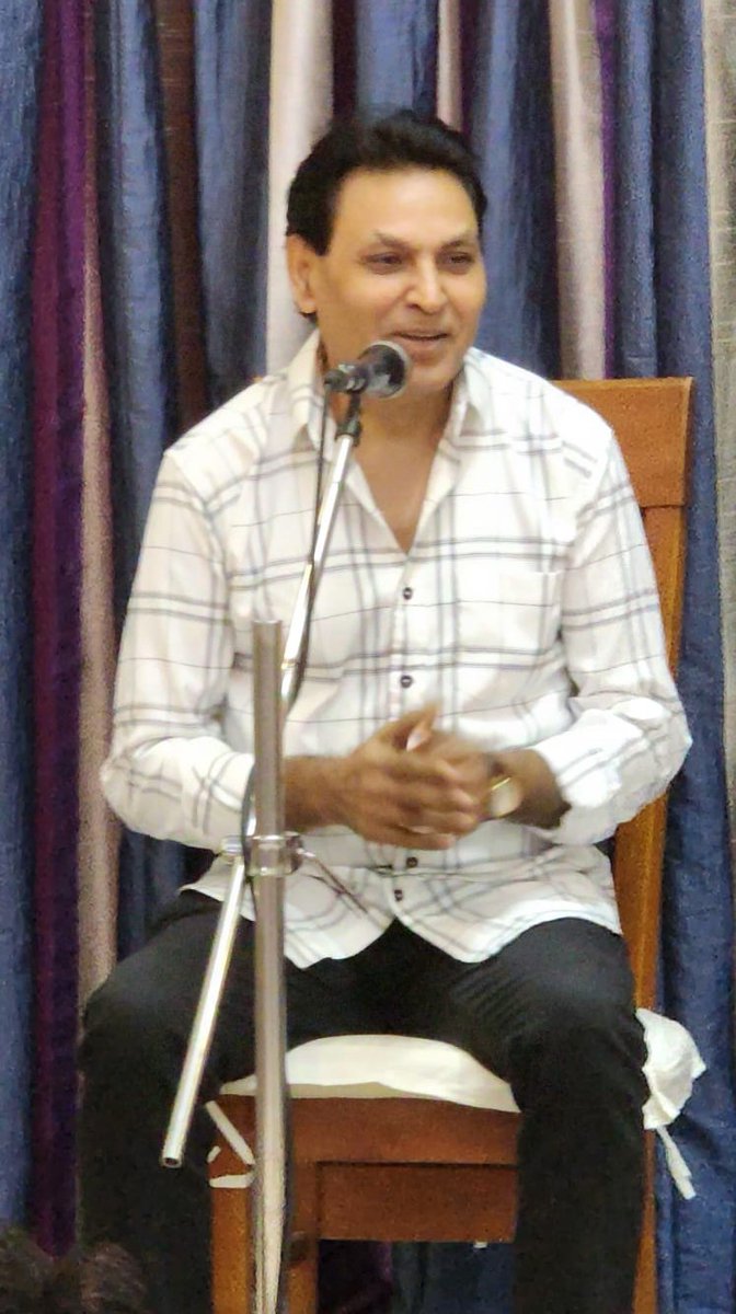 DevmaniPandey5's tweet photo. जो मिल गया है उससे भी बेहतर तलाश कर
क़तरे में भी छुपा है समंदर तलाश कर
हाथों की इन लकीरों ने मुझसे यही कहा
अपनी लगन से अपना मुक़द्दर तलाश कर
#देवमणिपांडेय
#DevmaniPandey #Shair https://t.co/uBgI8gInyq