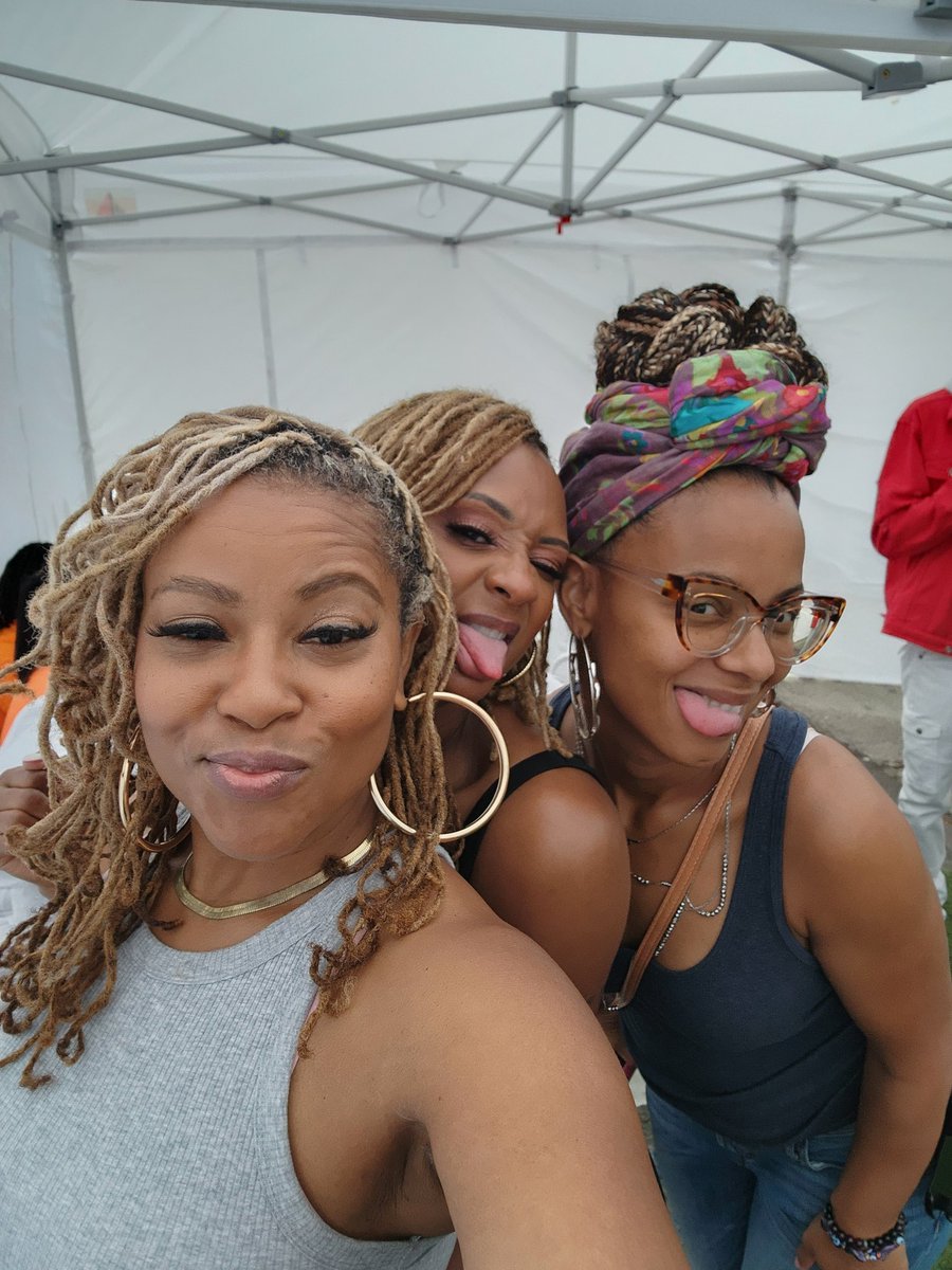 At this day party with my <a href="/BookTini/">BookTini Book Club 📚🥂</a> boos, 90s p-poppin between selfies  💜💙