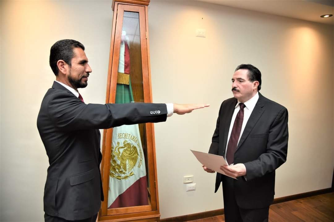 Con gran compromiso, tome protesta como Subsecretario de EMSyS en nuestro Edo., encomienda que nos hace nuestro Gobernador el Dr. <a href="/EVillegasV/">Esteban Villegas V.</a>, a través del Sr. Srio. de Educación el Dr. <a href="/guillermoadamec/">Guillermo Adame</a>, a quienes agradezco la oportunidad de seguir sirviendo desde este espacio.