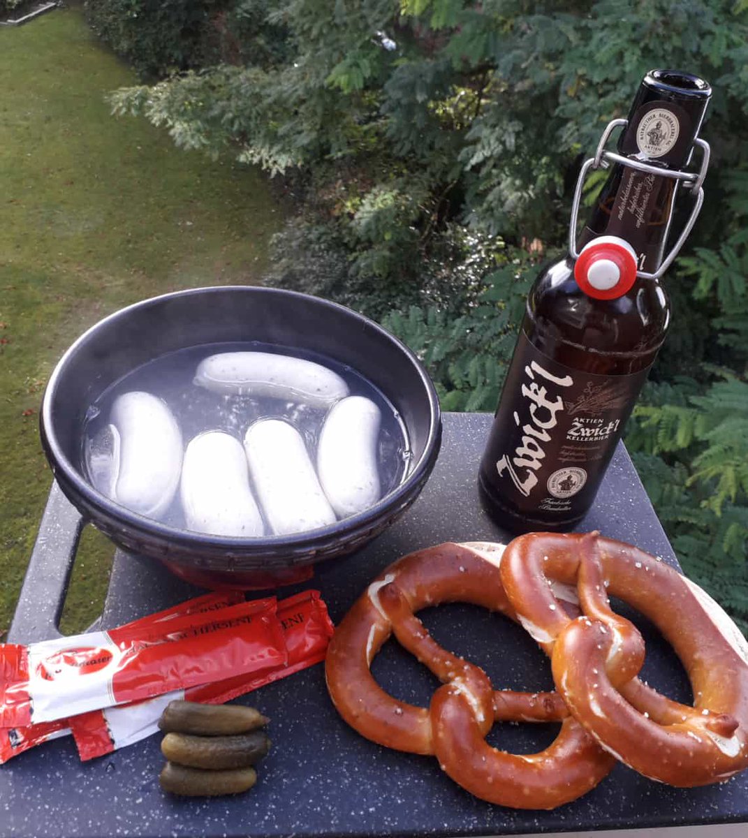 JensAusHamburg's tweet photo. #Muenchner #Weisswuerste, #suesser_Senf, #Laugenbrezn, #Bayreuther #Zwickl.
#BreakfastForChampions
Alles fuer den #Auswaertssieg des @fcstpauli #SSVFCSP #FCSP https://t.co/6DwAeMxaFM