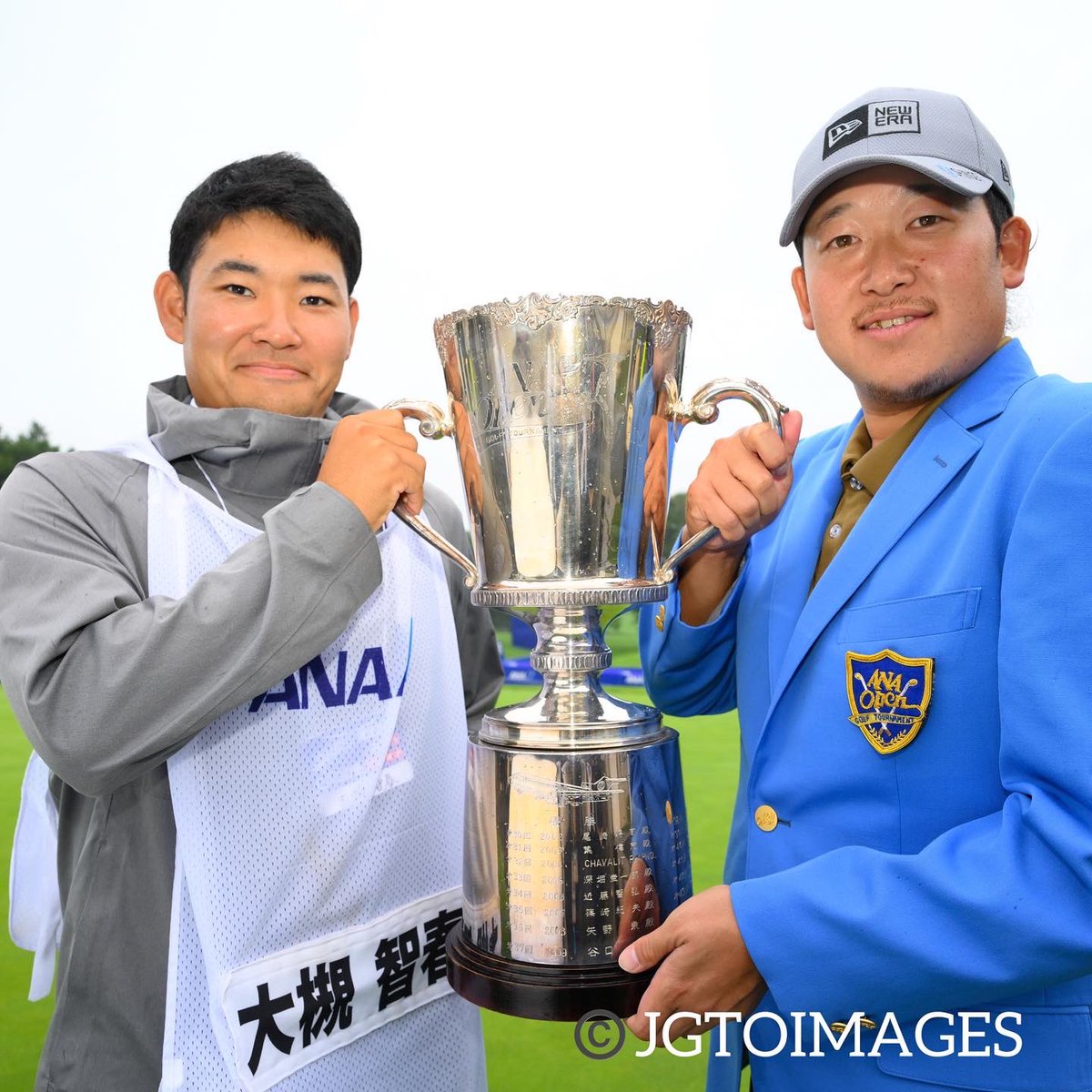 JGTO_official's tweet photo. 何という劇的な幕切でしょう！
石川遼と共にプレーオフに進んだ大槻智春が2打目をバックスピンでねじ込み見事48代ANAオープンのチャンピオンに輝きました👏👏おめでとうございます㊗️🎊🎉
スコアhttps://t.co/3nDddASCbU
#anaオープン #大槻智春 #サムライ #鋭いスイング #ゴルフ #golf #鳥肌もの https://t.co/uy5v5NGvzc