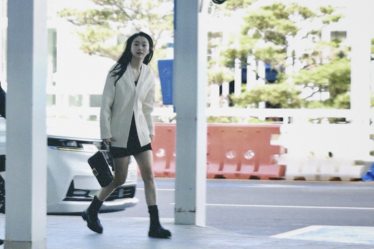 d_a___m_l's tweet photo. The airport more like her runaway🔥

#KimDaMi #김다미 https://t.co/iN2OTlgVhW
