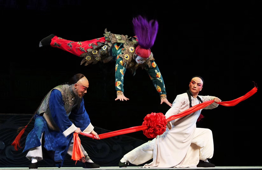 zhang_heqing's tweet photo. The modern #HuiOpera work The Hui Troupe was staged at the Anhui Grand Theater on Sept 14. It depicts a group of folk artists striving to promote and perfect this art in the Qing Dynasty. [Photo/Official WeChat account of Anhui Grand Theater] https://t.co/dh7FZGJNH1