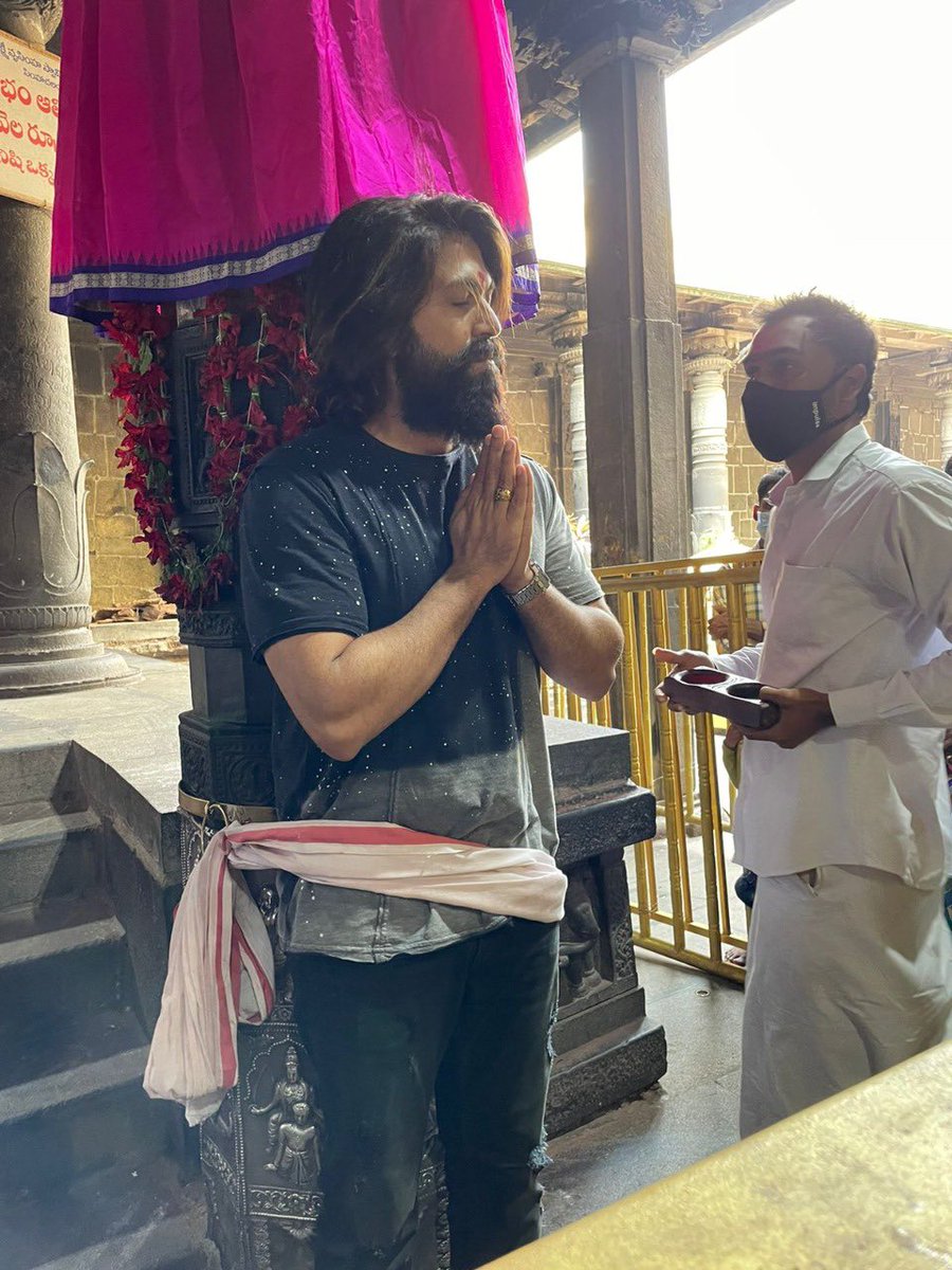 SinghNitn's tweet photo. Never forget your roots, sanatan dharma is essence of our life 🚩
#KGFChapter2 #YashBOSS https://t.co/lbsOY8dmtg