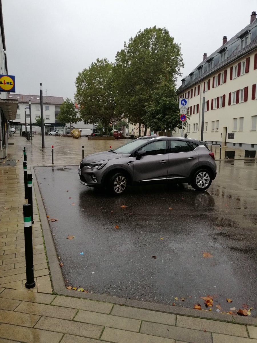 vincealde1's tweet photo. #stuttgartparktfair Tja ein paar Meter laufen ist schon anstrengend... #stadtstuttgart #stuttgarttweets #falschparker https://t.co/4oEPWERf75