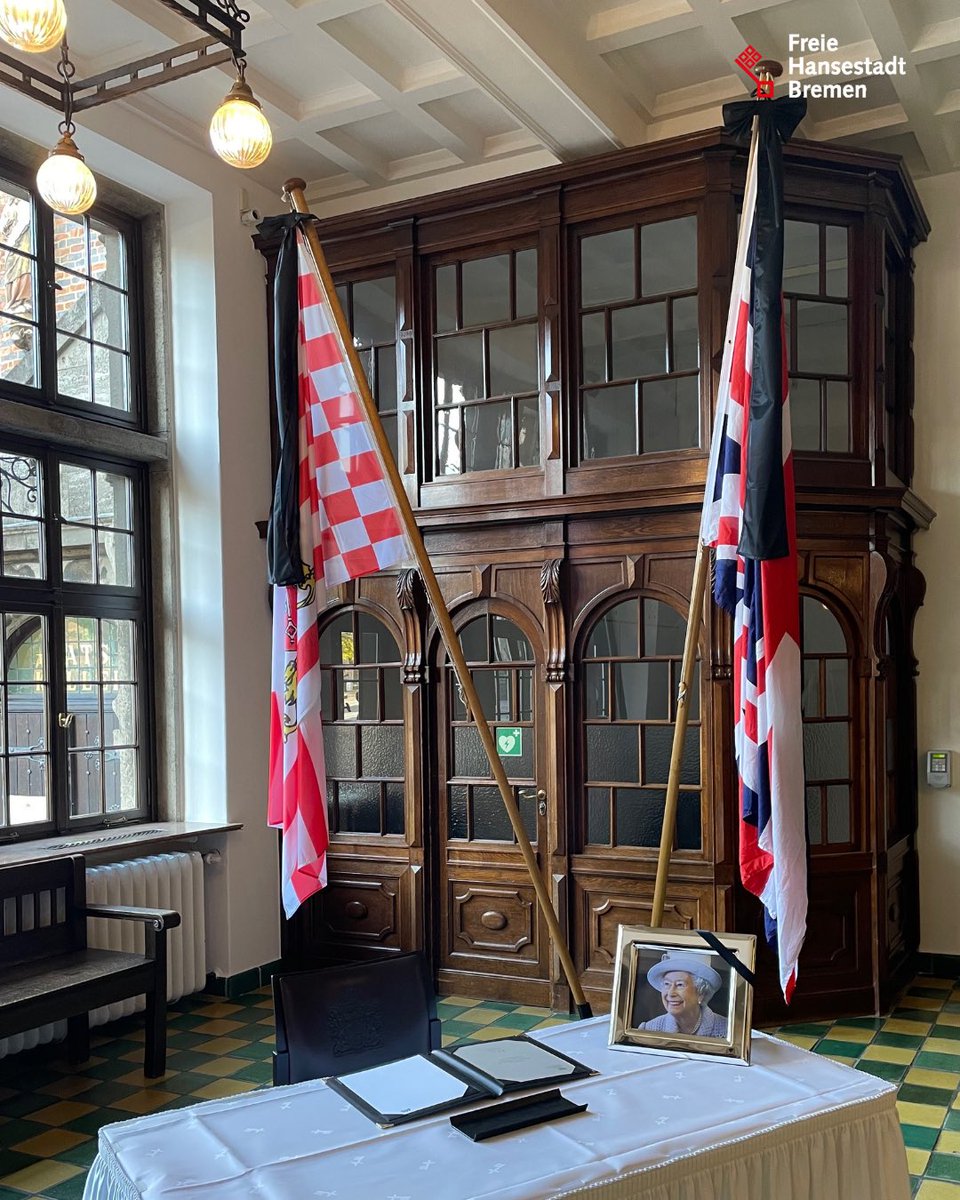 Um auch den Menschen in #Bremen die Gelegenheit zu geben, ihrer Trauer und Anteilnahme zum Tod von #Queen Elizabeth II. zu verleihen, wird morgen, Montag, 19. September 2022, im Rathausfoyer zwischen 9 und 20 Uhr ein Kondolenzbuch ausliegen.