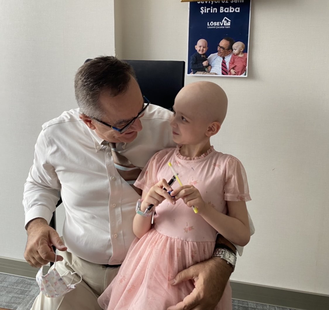 ustunezer's tweet photo. DOKTORLUĞUNU AŞKLA YAPACAKSIN.
Hastayla arana para DEĞİL , sevgi koyacaksın.
“ Hayatımı nasıl yaşarım “ diye değil,
YAVRULARIMI NASIL YAŞATIRIM diye düşüneceksin .

( * O kadar davet almama rağmen YURT DIŞINA KAÇMAYI BİR GÜN BİLE AKLIMA GETİRMEDİM . ) https://t.co/7PwzkEoZL6
