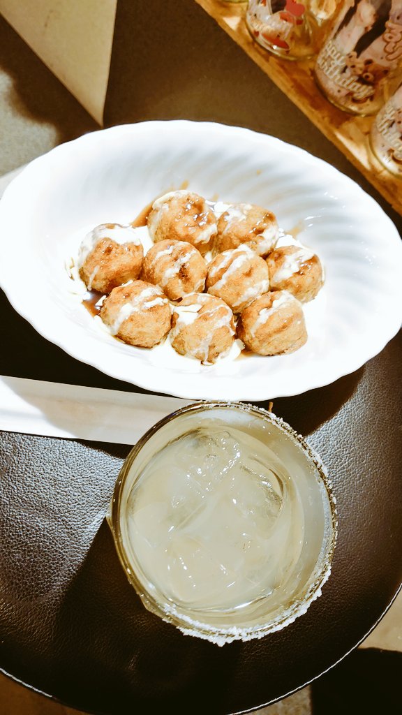 昨夜(から今朝にかけて)のイベントマジで楽しかったんだが、久々に楽しすぎたせいで写真撮る余裕がなくてカスみたいにセンスのない写真しか残ってないな...(チェキ係だったので現地ではたくさん撮った) 