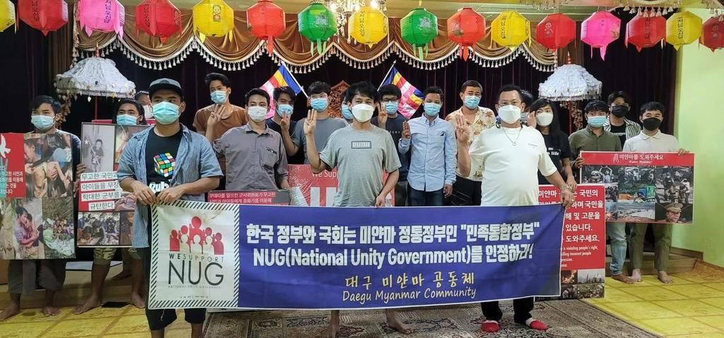 darnimkt's tweet photo. Scenes from an anti-dictatorship movement led by Daegu Sayadaw in Osan,South Korea today.   #2022Sept18Coup #CivilianCasualtiesByJunta #WhatsHappeningInMyanmar https://t.co/nowI6VsWP5