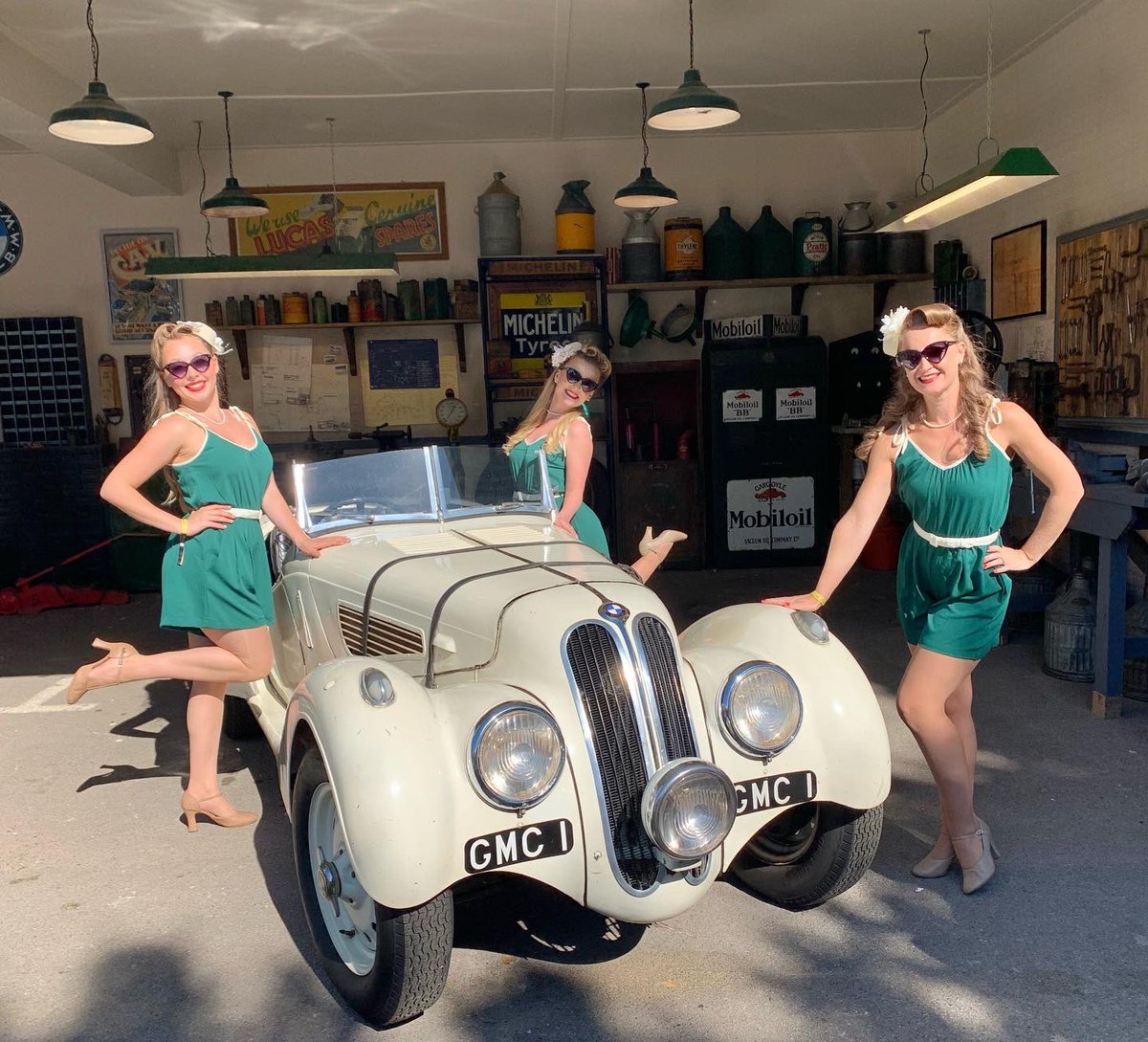 MyFavThingsUK's tweet photo. Just a few from day 2 @goodwoodrevival 💋💋💋

*New outfit alert*
How cute are these playsuits. Check out the fab @RocknRomanceUK 
.
.
#reviveandthrive #goodwood 
#goodwoodrevival #therevival #goodwoodsingers #singers #vintagegirls #day2 #entertainment #vintagestyle https://t.co/7pq4r0uO0x