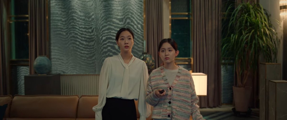 cinehann's tweet photo. Masuk ke kehidupan keluarga kaya yang menyimpan banyak rahasia, In-joo &amp; In-hye alami banyak kejadian dan perilaku janggal di #LittleWomenEp5. In-kyung, masih gigih mencari bukti untuk menjatuhkan Park Jae-sang lewat kaitannya dengan sang anggrek biru. https://t.co/BkvV5HYFwL