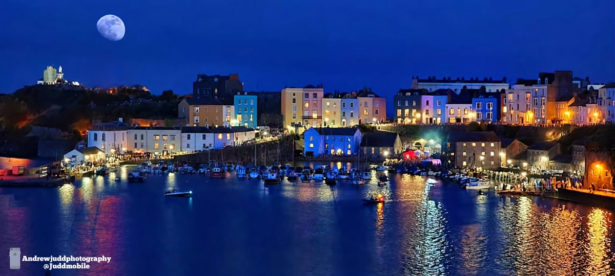 JuddMobile's tweet photo. Tenby under a moonlit night taken on Samsung s21 ultra and edited on snapseed #tenby #mobilephotography #wales #uk #photography #landscapephotography https://t.co/nBdNJjLWyn