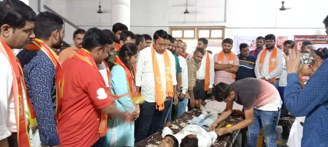 BhavikaGhoghari's tweet photo. સુરત જિલ્લાના ચલથાણ ખાતે પલસાણા/ચોર્યાસી યુવા મોરચા દ્વારા બ્લડ ડોનેશન કેમ્પમાં @BJYM4Gujarat ના પ્રભારી શ્રી @manish_singhIND જી,પ્રદેશ મહામંત્રી શ્રી @IshantSoni17 જી, @BJYM4Surat ના અધ્યક્ષ શ્રી @JubinBjp ,જિલ્લા-તાલુકા યુવા મોરચાના હોદ્દેદારો ઉપસ્થિત રહ્યા #HappyBdayModiji https://t.co/JzjC8fRqci