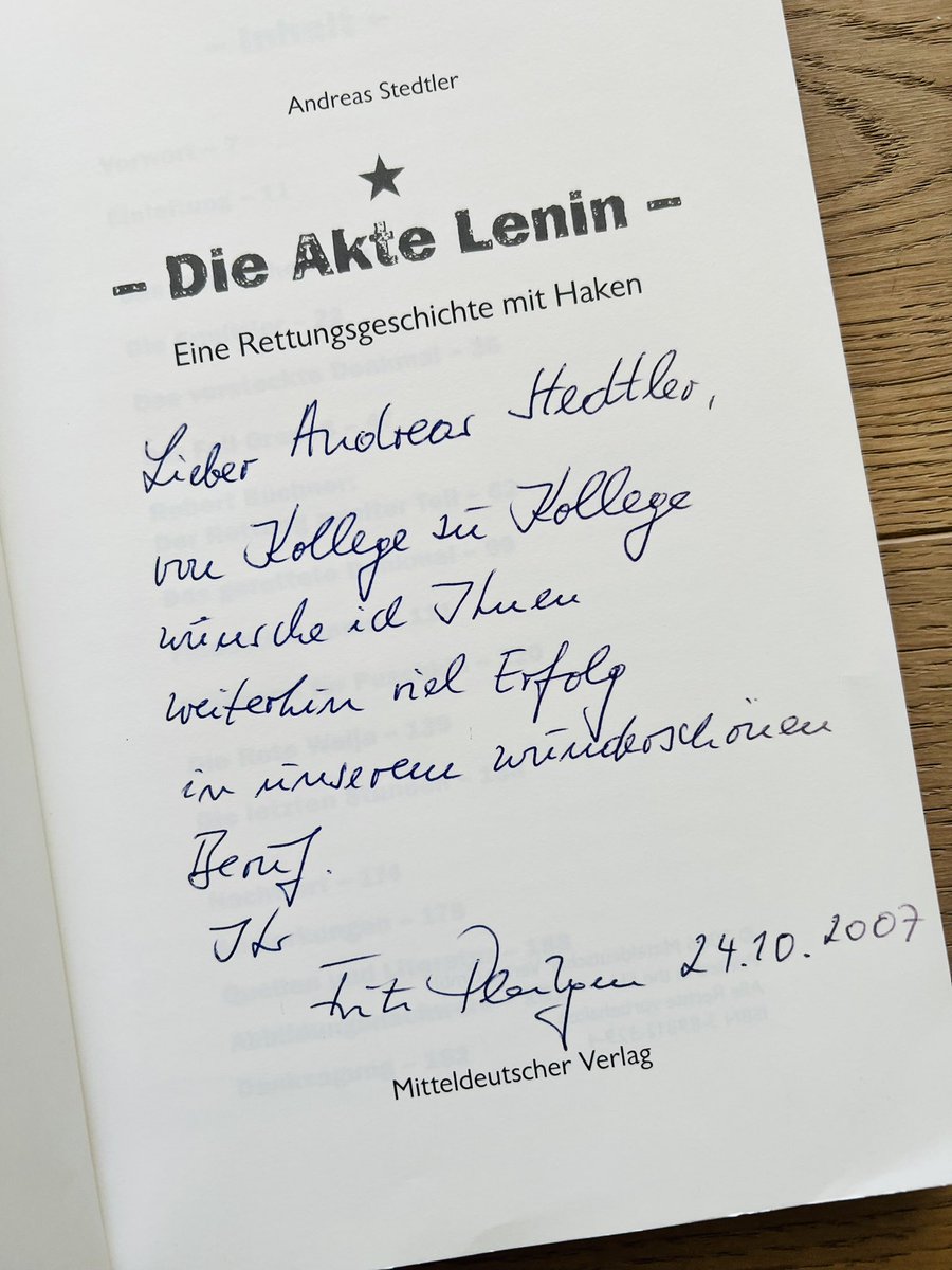 Er war Kollege und Mentor für mich. Der langjährige WDR-Intendant
Fritz Pleitgen ist tot.
Er hat mich in den Jahren der aufwändigen Recherchen für mein Buch unterstützt, den Kontakt zum Verlag hergestellt und letztlich das Vorwort geschrieben. #journalismus  #Pleitgen #wdr #buch