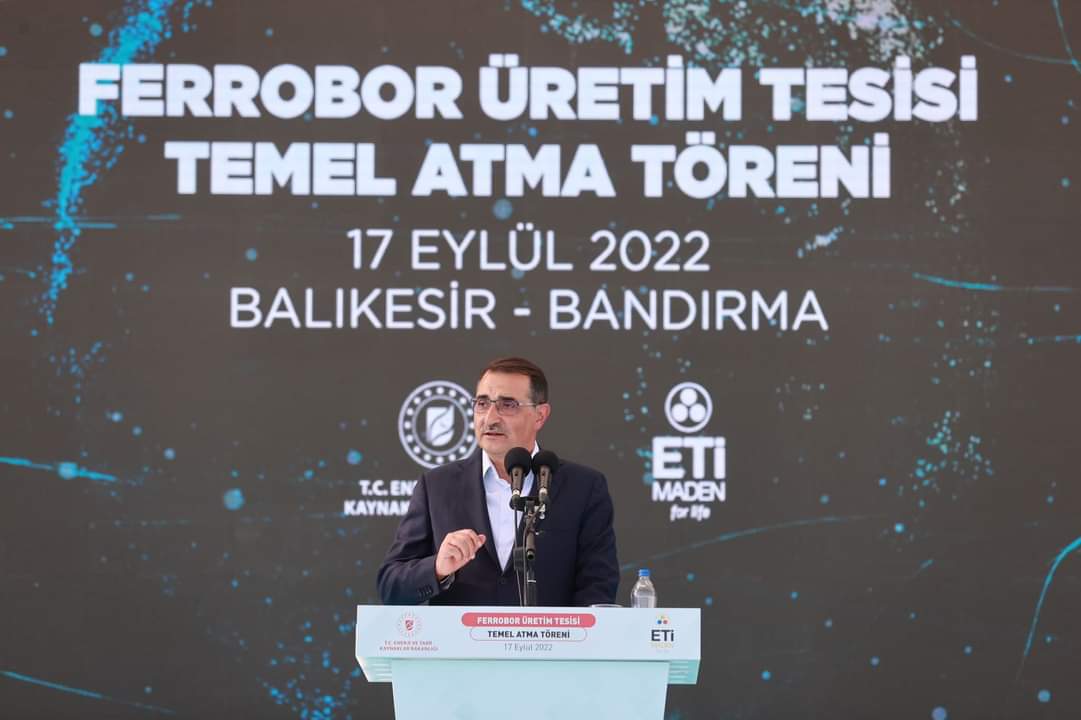Türkiye'nin ilk Ferrobor Üretim Tesisi’nin temeli Balıkesir Bandırma ilçesinde atıldı. 

Eti Maden Ferrobor Üretim Tesisi, bor cevherini katma değer odaklı yeni bir ürüne dönüştürecek. 

Tesis yıllık 800 ton üretim yapacak…