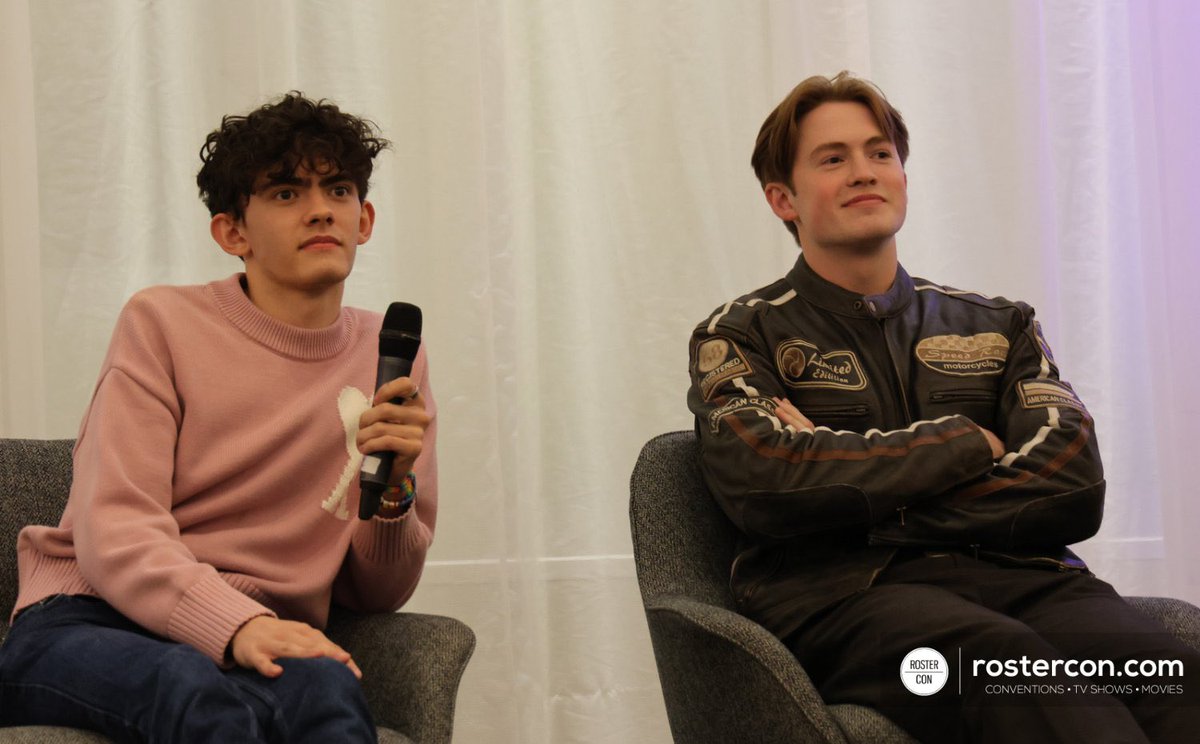 HeartstopperF_P's tweet photo. Saber que Kit llamo a Joe "Darling" y Joe llamo a kit "lovely" me da 1000 años de vida. Amo a este par 🥺💗.

#JoeLocke #KitConnor #Heartstopper https://t.co/PmydlZ7cV8