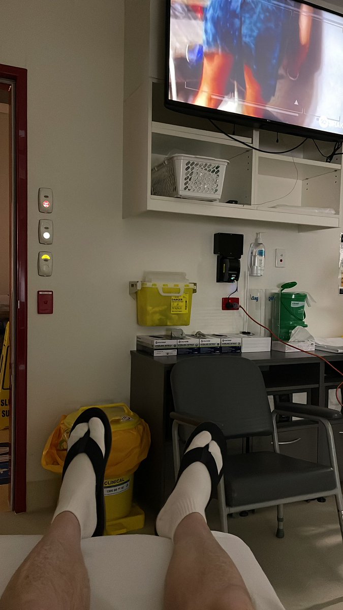 RobFilatov's tweet image. Recuerdo que hace unos meses atrás hubo controversia por una persona que fue a una clínica municipal en chacao y no lo dejaron entrar por andar en shorts. Este soy yo anoche en la emergencia de un hospital público en Queensland, Australia @jpirelaf