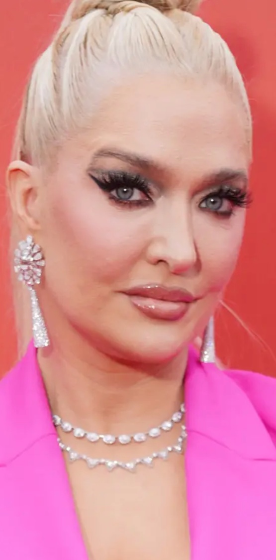 Embezzeling Erika Jayne tweet media
