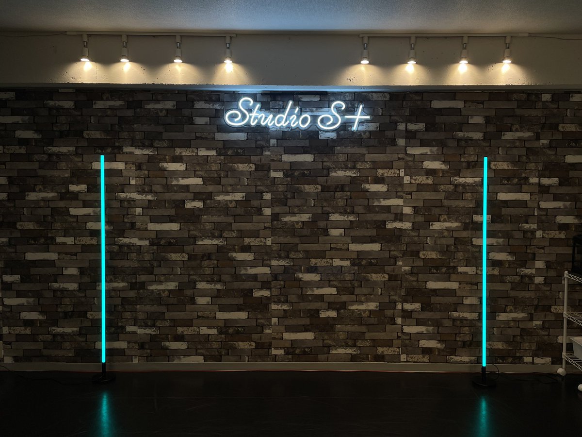 panda2k57's tweet photo. ついにStudio S+の
ネオン看板がつきました！！！！
また一気に雰囲気が出てテンションも上がります😍✨

前後の照明、スタンドライト全て
リモコンで簡単自由に変えられますので
レッスンやレンタルでいらっしゃる際には
是非お好きにご使用くださいませ✨

neon park様 ありがとうございました🙇‍♂️✨ https://t.co/fx1vz6jNBa