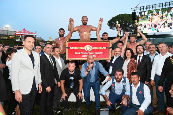 medyapollscom's tweet photo. Çanakkale'nin Biga ilçesinin düşman işgalinden kurtuluşunun 100’üncü yıl dönümü etkinlikleri kapsamında düzenlenen Bigalı Mehmet Çavuş Yağlı Pehlivan Güreşleri’nde Mustafa Doğan Özkaya’yı finalde yenen Ali Gürbüz başpehlivan oldu.

https://t.co/YR1Oy6VMp5 https://t.co/dZqyKKENft