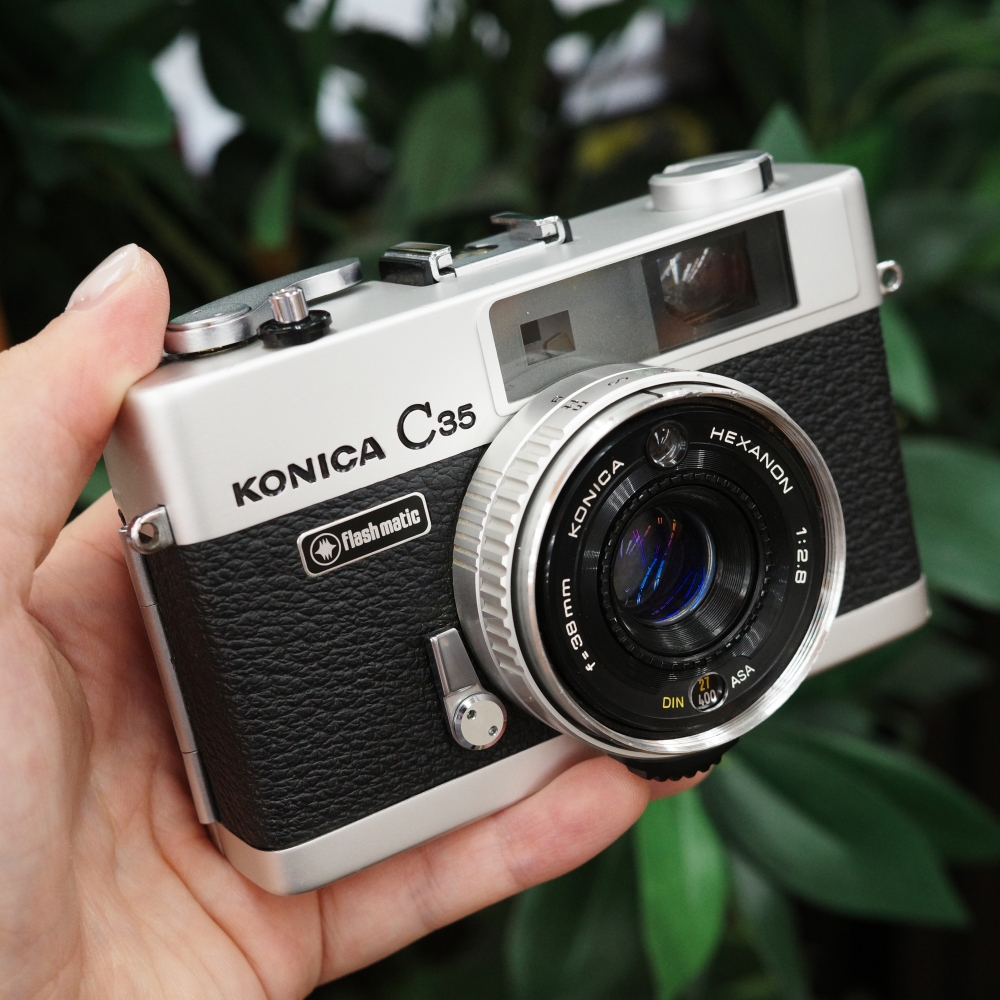 champcamera's tweet photo. 中古　#Konica #C35 #Flashmatic　¥13,000-
By #青葉台
手頃なサイズ・スッキリとした素晴らしいデザイン・写りの良い単焦点レンズ…どこをとっても最高なC35。未だその人気が健在なのも納得の1台です。
こちらは未整備現状品ですがモルトは貼替え済です！
#フィルムカメラ
https://t.co/Qe7hkgHiTb https://t.co/MjSZYkI9vk