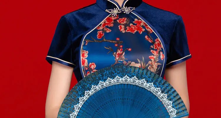 NmqbNews's tweet photo. O cheongsam ou qipao é o vestido mais conhecido e evoluiu do changpao da Dinastia Qing. Surgiu na dinastia Qing, e desenvolveu-se nos estilos de Beijing, Shanghai e Hong Kong e suas versões possuem diferenças em decorações, cores, materiais e designs.  #PostdoDia https://t.co/y3DRRJJ7bK