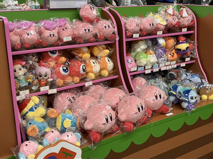 秋葉原にカービィのお店出てた懐かしいキャラもいっぱい出てて思わず目移りしちゃう 