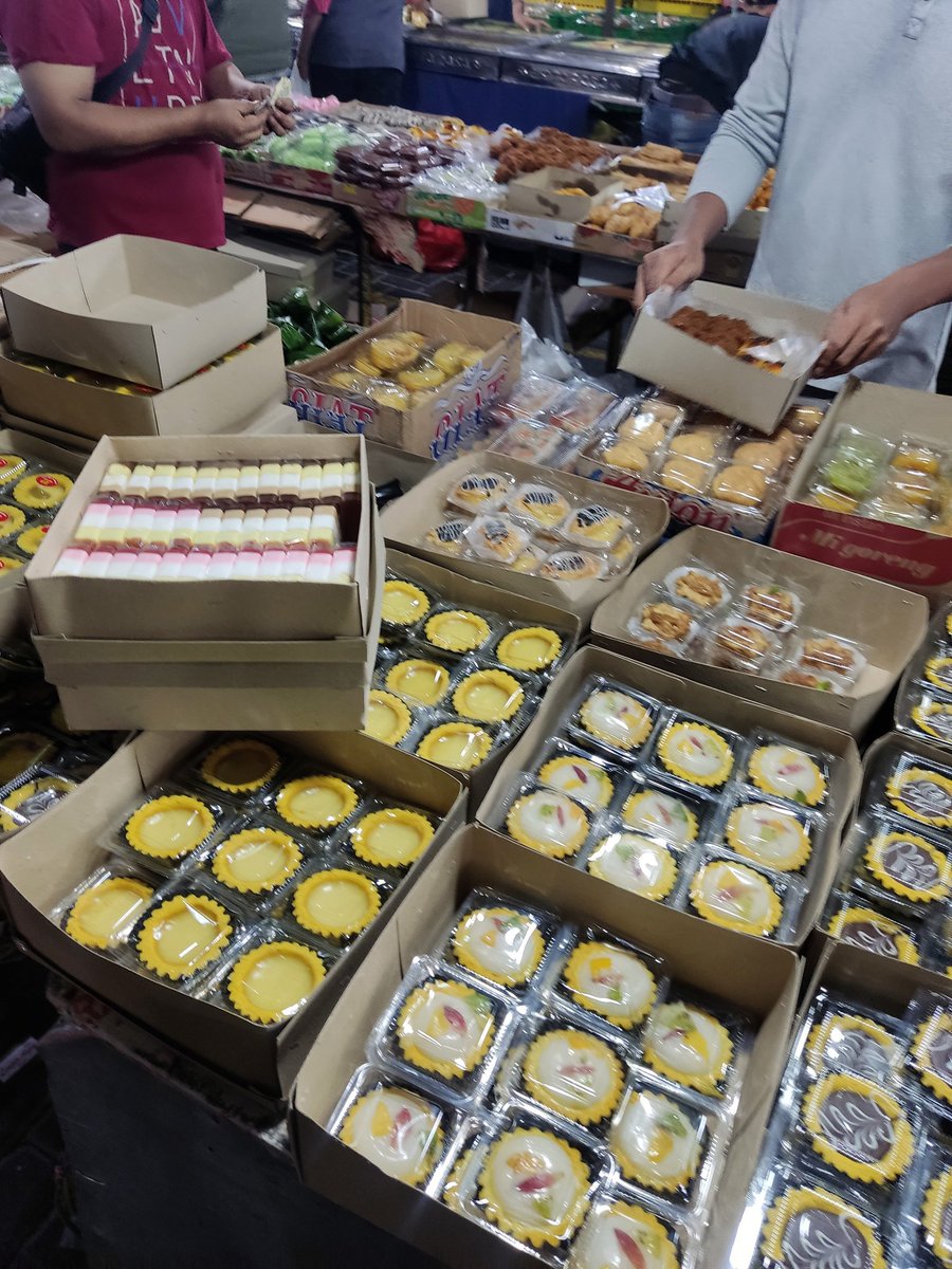 _n0t4lfiaccount's tweet photo. Tadi pagi ke Pasar Subuh Senen soalnya denger denger disana jual jajanan pasar murah -meriah, ternyata beneran dong. Disana kuenya rata-rata dibawah 2rb rupiah. Choipannya cuma 12rb tapi lezatnya nampol! 🤤 https://t.co/fnnbMahfbO