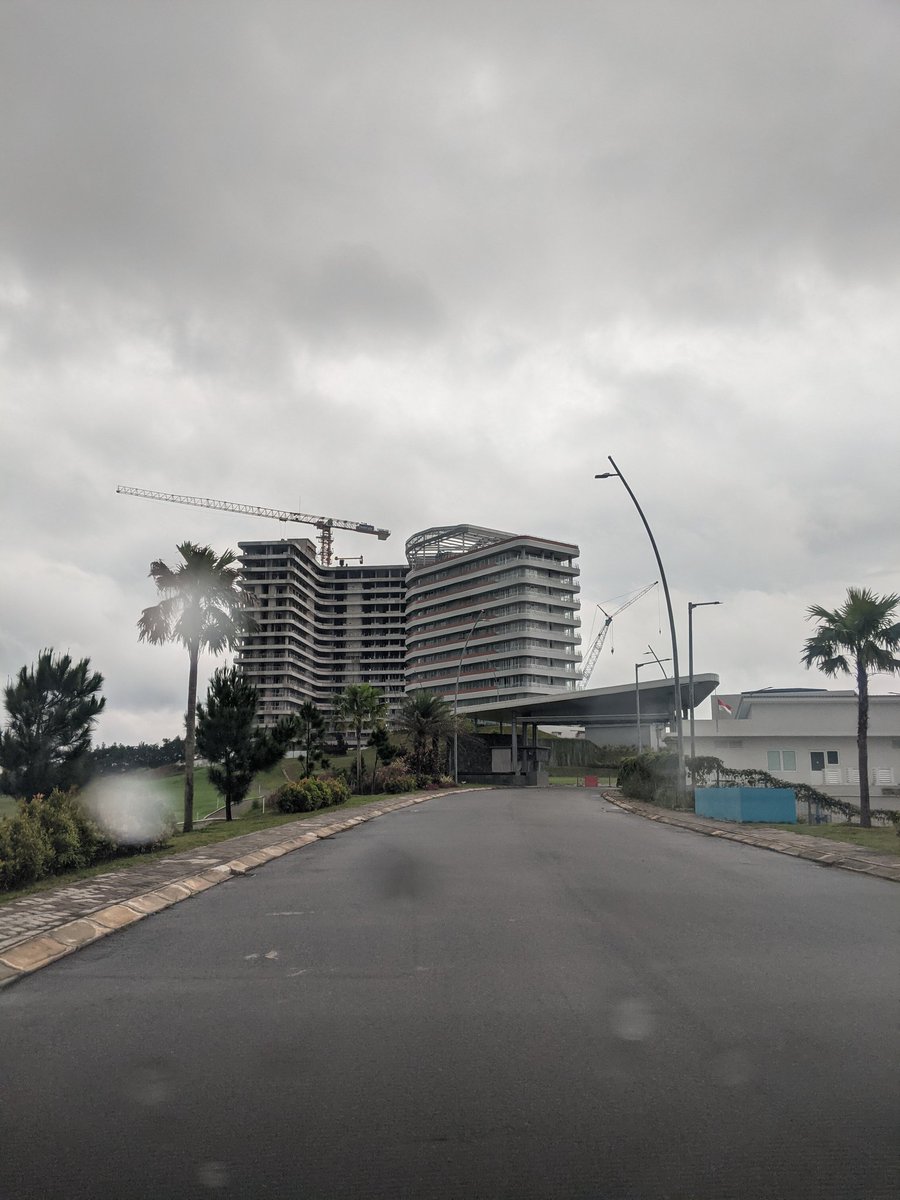 Pagi mendung cuaca Batam hari ini. Tapi hati cerah melihat perkembangan proyek #NuvasaBay hari ini. Say Hi to Kalani Tower &amp; Kaina Tower. 👋
The New Face of Batam. #BatamBloggerGathering