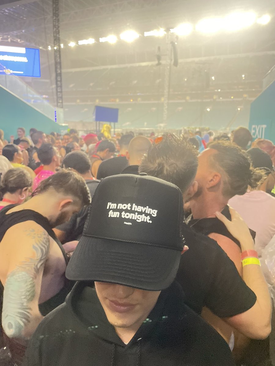 free_womaan's tweet photo. the hat is very on brand #ChromaticaBallMiami https://t.co/YXQQmfoRrE
