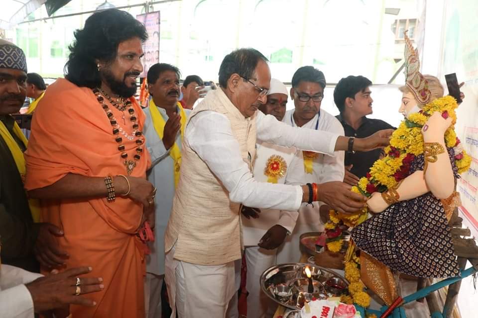 Rajdhanisamach's tweet photo. भोपाल में 17 सितम्बर विश्वकर्मा पूजन दिवस के अवसर पर मुख्यमंत्री शिवराज सिंह चौहान अग्रसेन चौराहा पर कार्यक्रम में पहुंचे। कार्यक्रम में मुख्य अतिथि के तौर पर उज्जैन से पधारे कथा व्यास भगवान चैतन्य बापू जी।
@BapuSanta @ChouhanShivraj
 #VishwakarmaPuja2022 #भगवान_विश्वकर्मा_जयंती https://t.co/ijW5U4Qav2