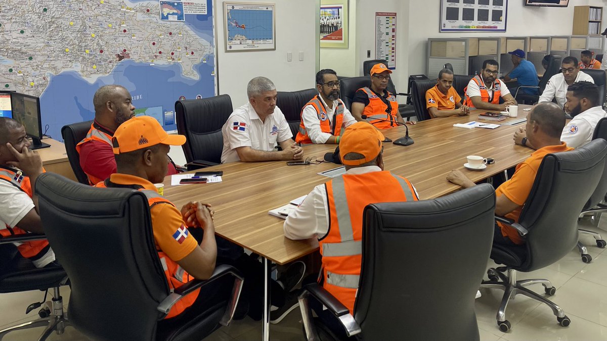 JuanSalasRD's tweet photo. Hemos dispuesto la distribución de logística y el desplazamiento de personal de la sede central para  algunas provincias con el objetivo de fortalecer la respuesta y preservar vidas. #Nobajemoslaguardia https://t.co/aYvOa3xKWv