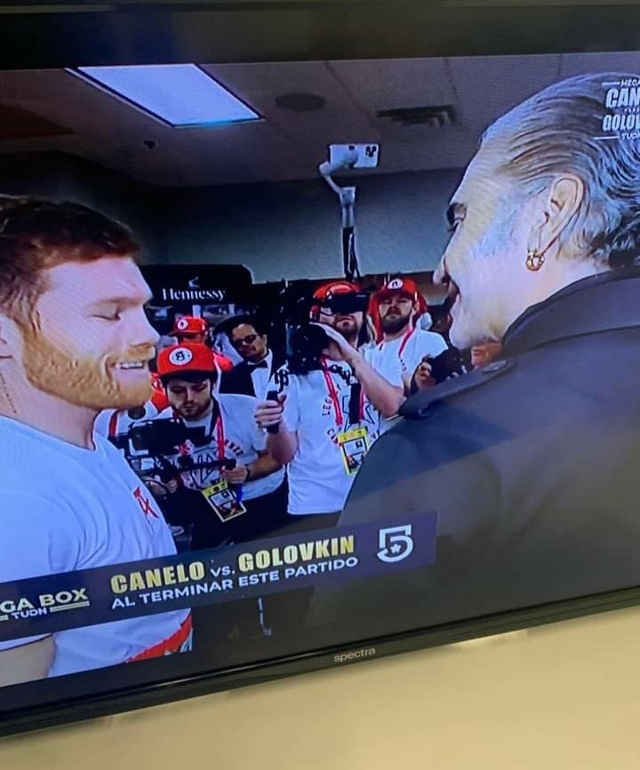 El_tartamuda's tweet photo. Todavía no empieza la pelea y el Canelo ya recibió el primer putazo https://t.co/4LzV8gTMGv
