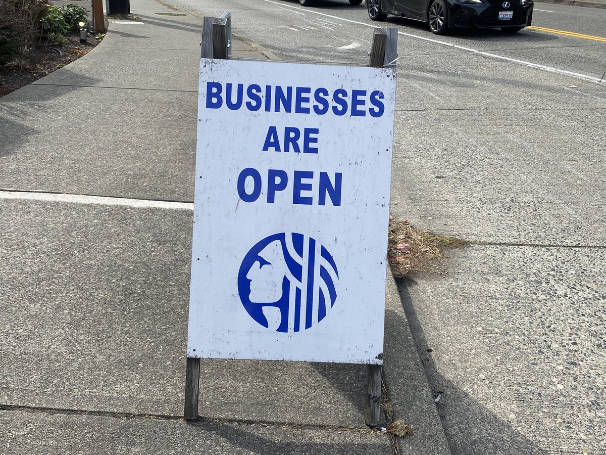 JenDowlingNews's tweet photo. “When I moved here the bridge was closed, so I actually never rode on the bridge, so it’s going to be exciting to actually drive on it for the first time," said Dusty. #watraffic #westseattlebridge #bridgereopening #fox13 #pecospit #BBQ #fox13seattle @fox13seattle @PecosPit https://t.co/8XCeOkrwi4