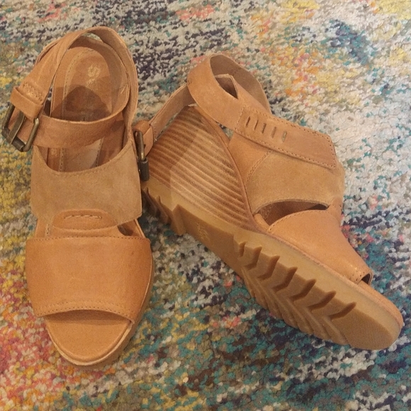 So good I had to share! Check out all the items I'm loving on <a href="/Poshmarkapp/">Poshmark</a> from <a href="/cinderellascl11/">cinderellascloset</a> <a href="/SLGKali/">Shari Gibbons</a> #poshmark #fashion #style #shopmycloset #jcrew #sorel: posh.mk/iDv9B9oZ7rb