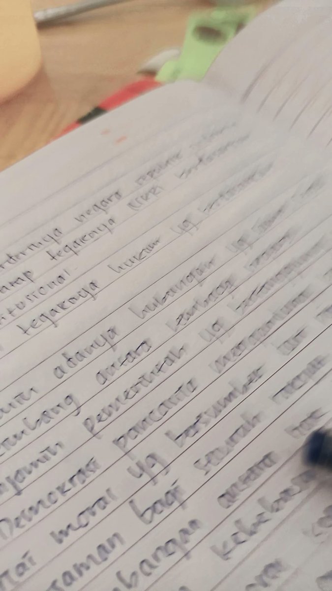 Awali pagi mu dengan sarapan buku 👎😭